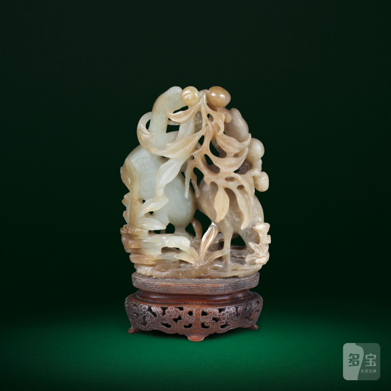 十八/十九世紀 糖白玉巧雕雙鶴獻壽擺件 | A PALE GREEN AND CHESTNUT-BROWN JADE 'DOUBLE CRANE AND PEACHES' CARVING - 图2